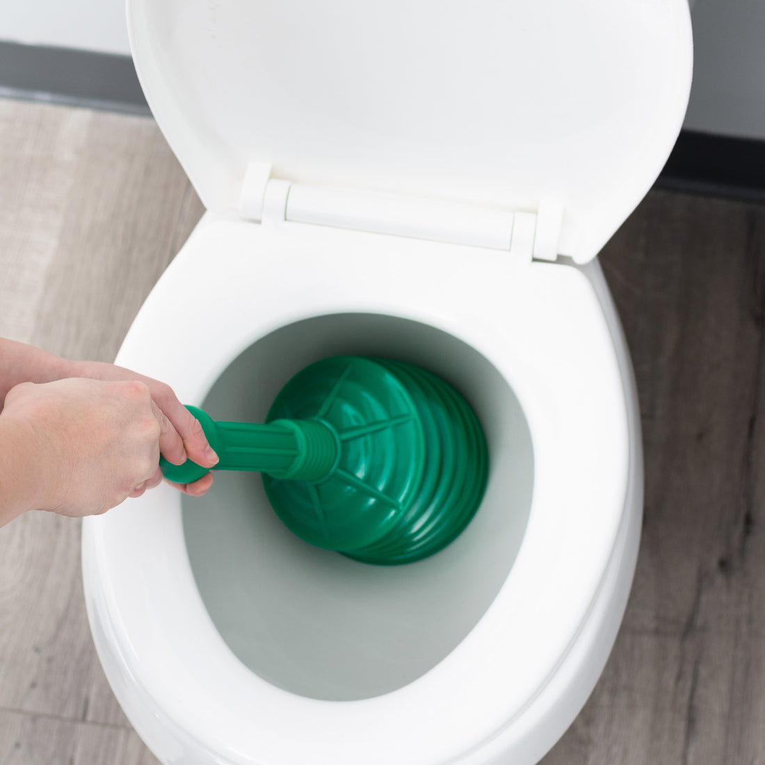 Antimicrobial Bellows Accordion Toilet Plunger with Black Storage Tray (Green) - Utility sinks vanites Tehila