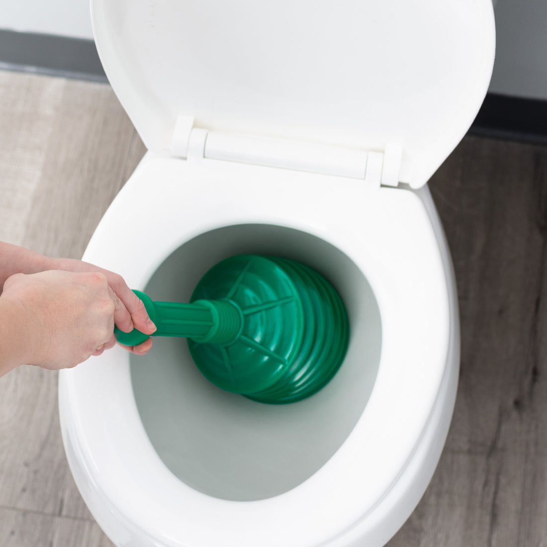 Antimicrobial Bellows Accordion Toilet Plunger with Black Storage Tray (Green) - Utility sinks vanites Tehila